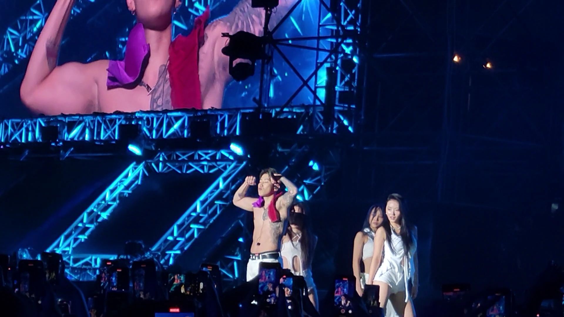Jay Park唱〈Mommae〉脫上衣，熱情粉絲丟胸罩上台，他大方掛在身上。（讀者提供）