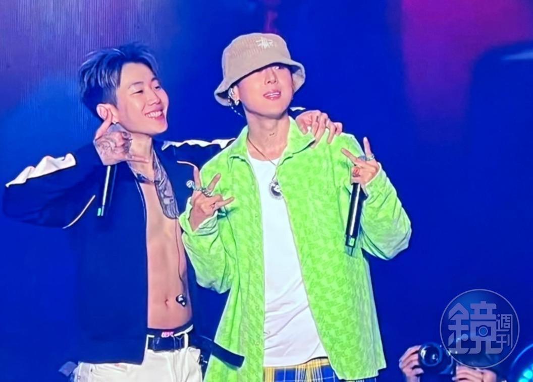 Jay Park（左）與PH-1（右）合唱中文歌〈想到你〉，特地擺姿勢讓大家拍照。（讀者提供）