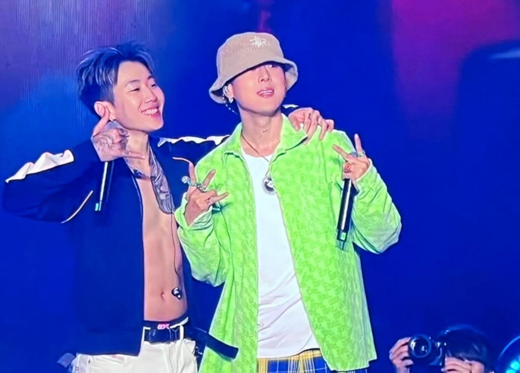 Jay Park（左）與PH-1（右）合唱中文歌〈想到你〉，特地擺姿勢讓大家拍照。（讀者提供）