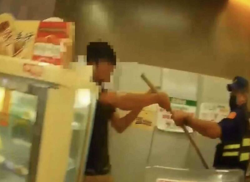 蘇男昨天傍晚闖入民宅搶菜刀還朝往來車輛與路人揮砍，更衝入超商破壞，搶走店內商品食用，警方一度與蘇男對峙。（警方提供）