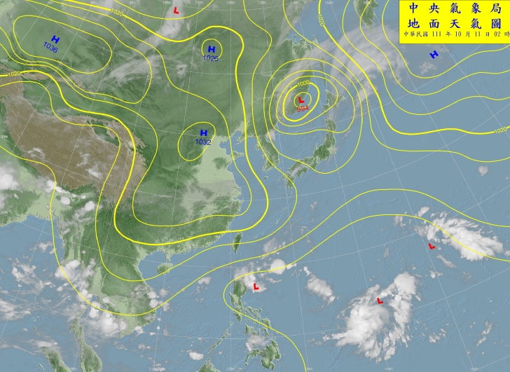 今凌晨地面天氣圖，西北太平洋有熱帶擾動組織發展當中。（中央氣象局提供）