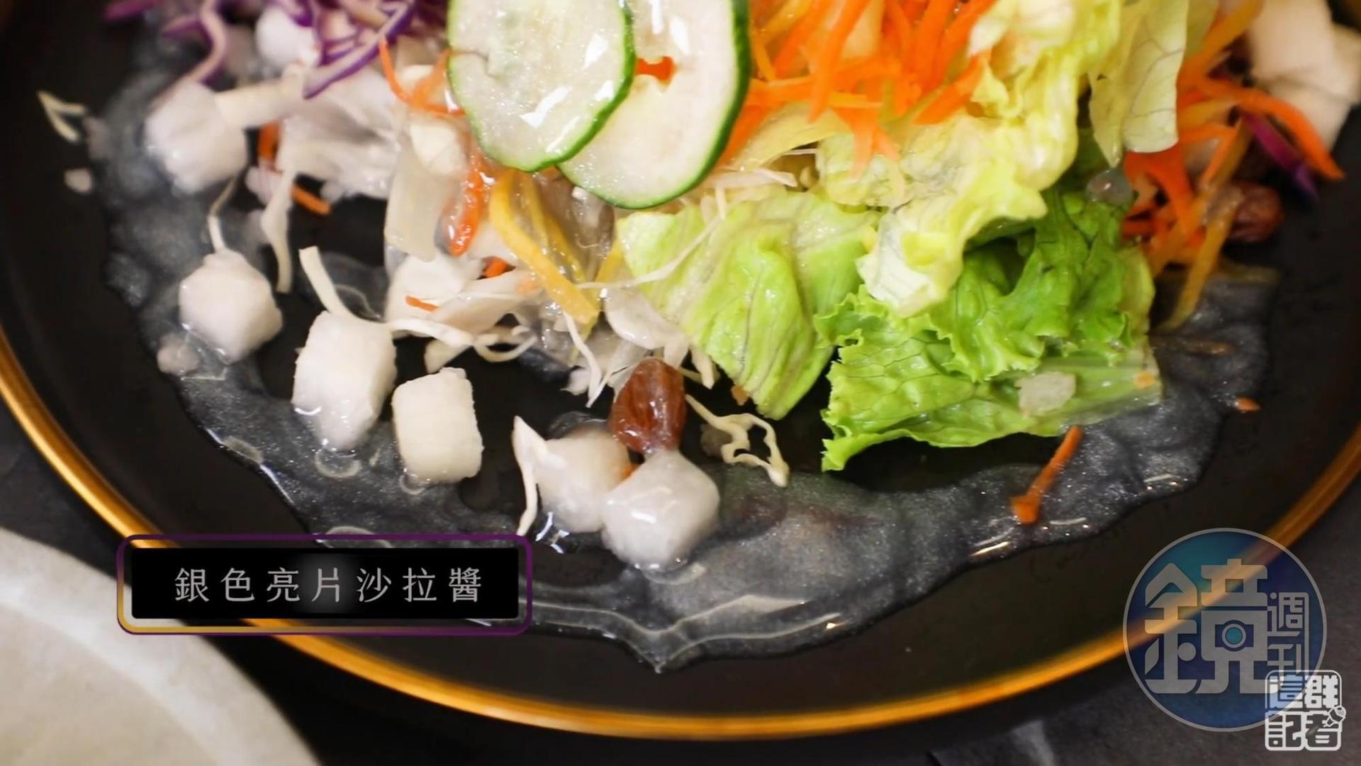 黑盤子的映襯下,銀色顯得比較明顯,但如果看起來怪怪的,一定是我們手殘的問題。