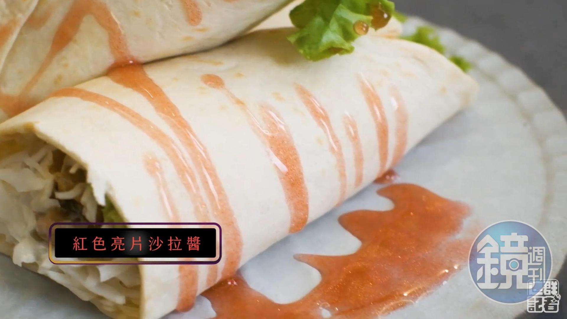 紅色醬汁很像草莓醬,但仔細看可以看到點點金粉。