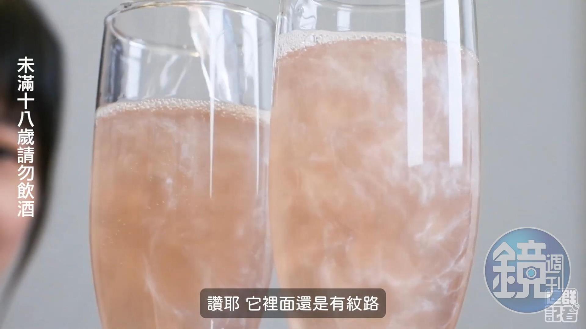 倒入杯中後,亮粉還會隨著氣泡上下升降。