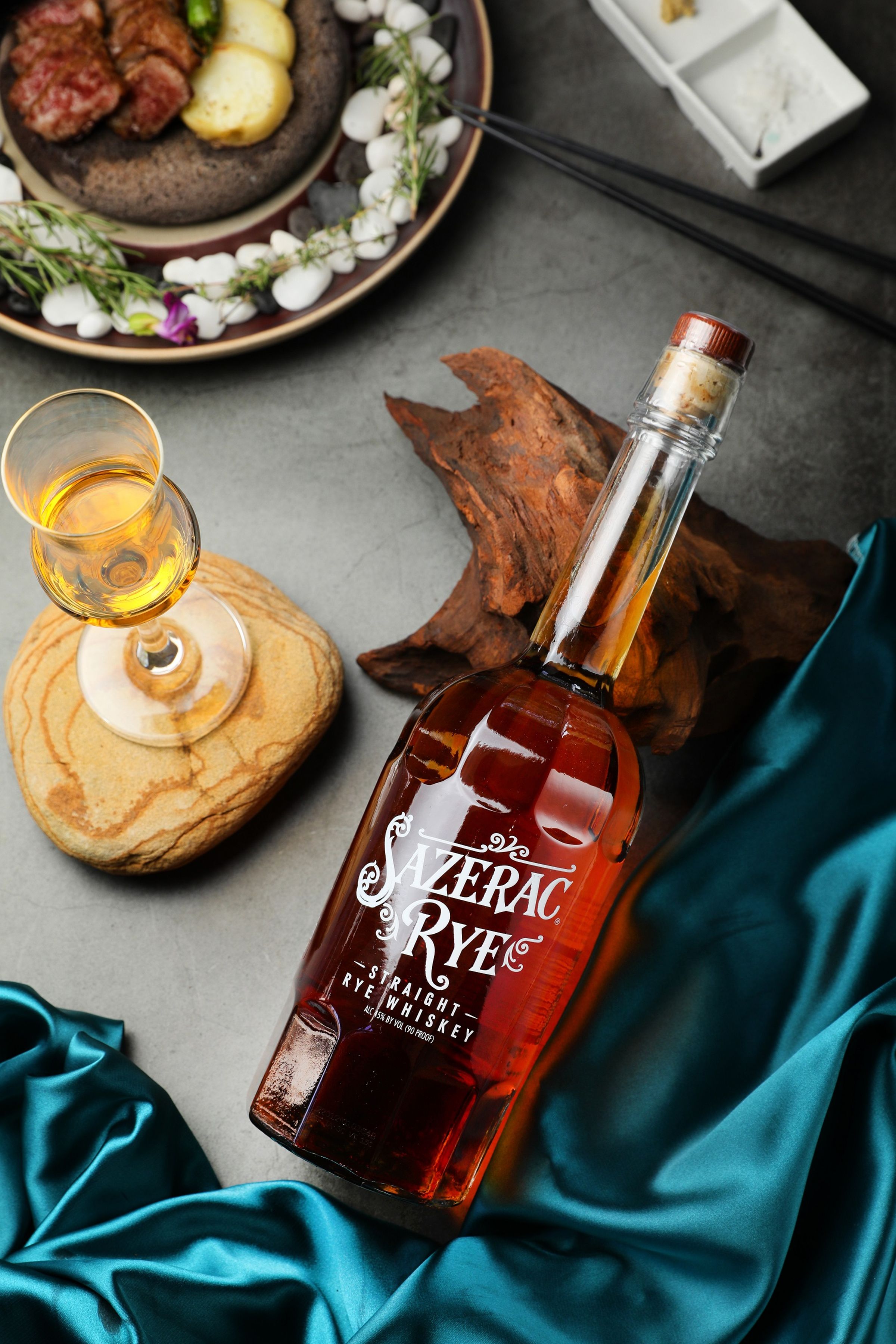 「Sazerac Rye薩澤拉黑麥威士忌」（1,740元／瓶）帶有丁香、胡椒與甘草香。