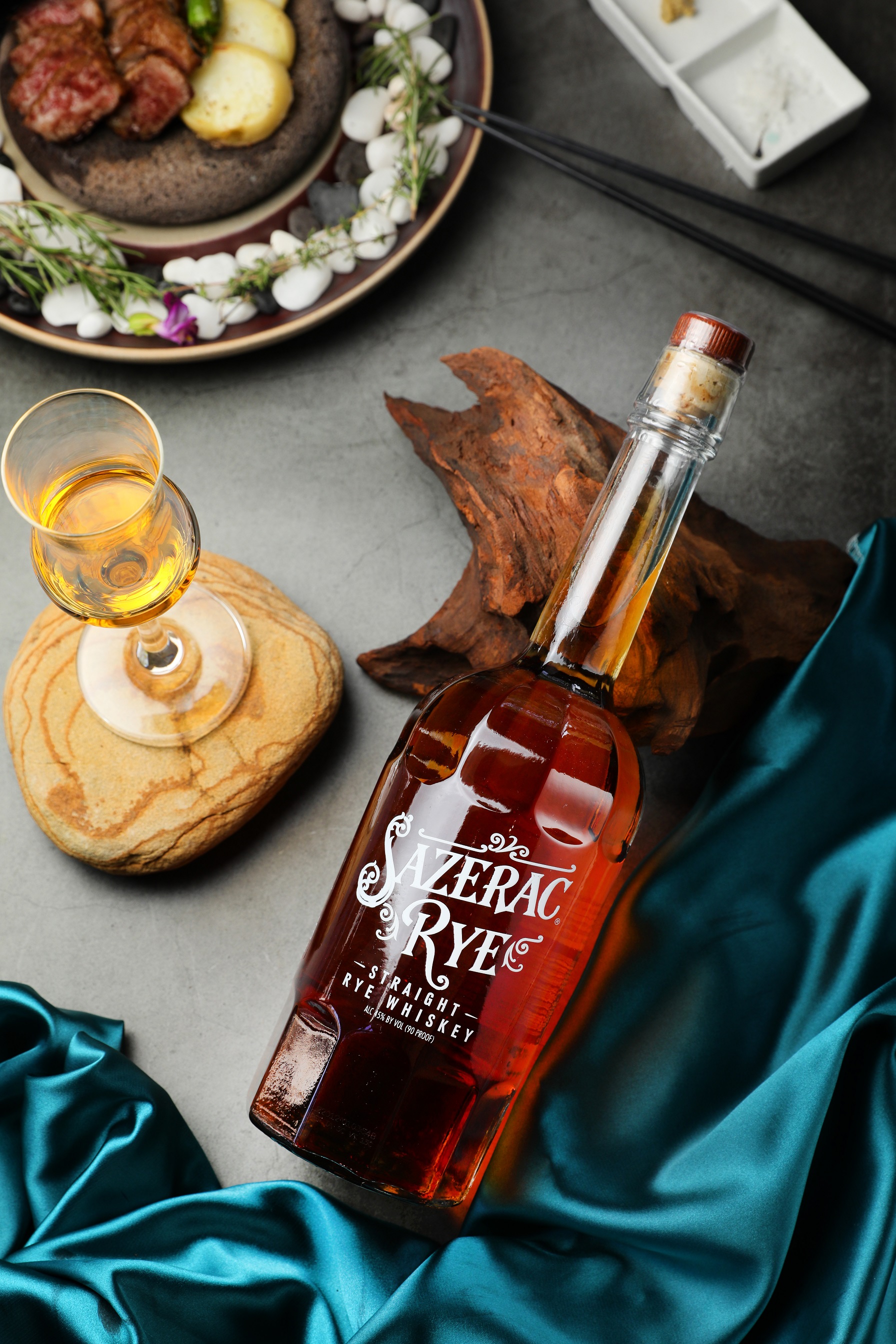「Sazerac Rye薩澤拉黑麥威士忌」（1,740元／瓶）帶有丁香、胡椒與甘草香。