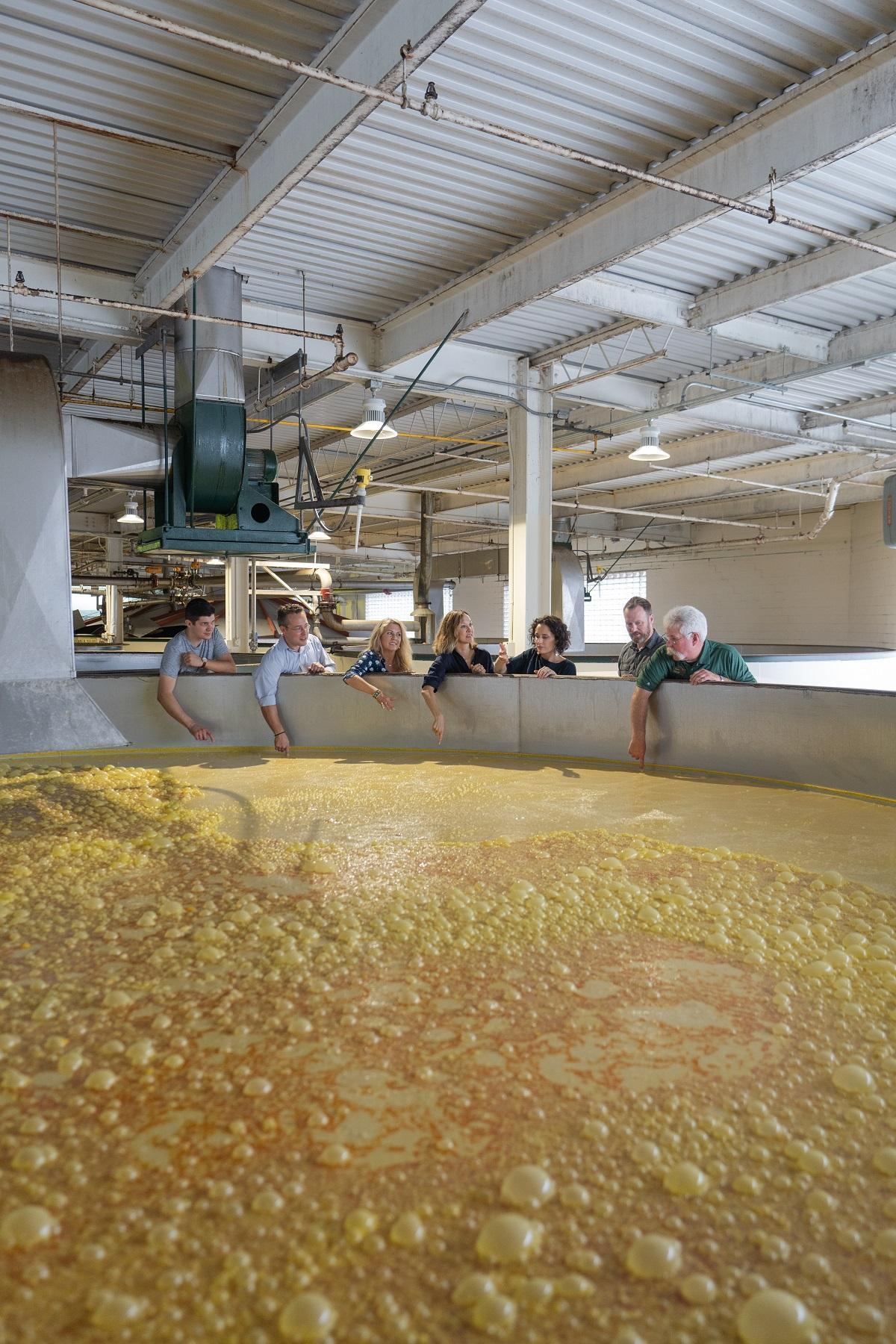 野牛仙蹤廠巨大的金屬發酵槽有三層樓深。（野牛仙蹤提供）