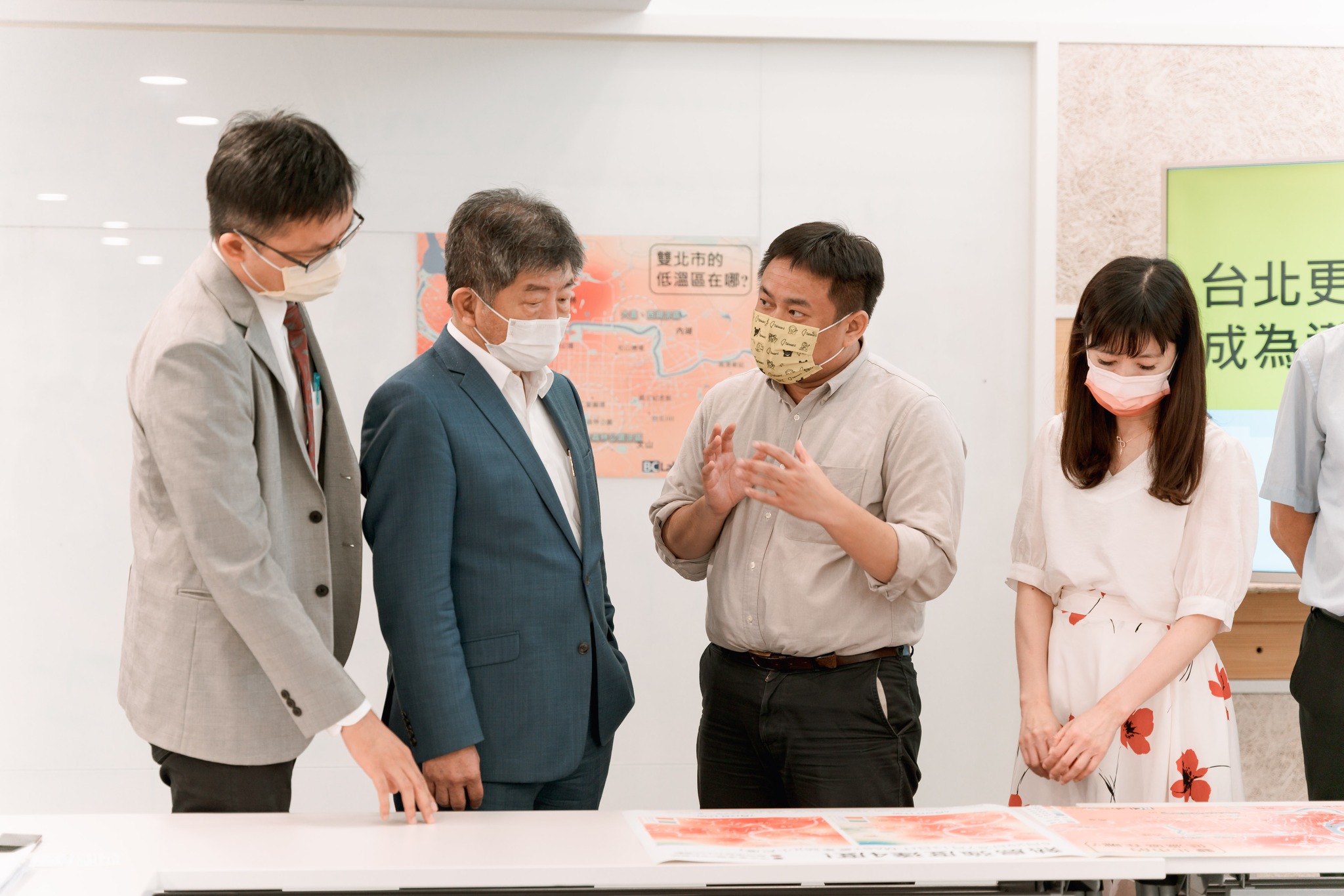 擔任陳時中競選團隊政策顧問的立委洪申翰，與陳時中和金融、環境專家進行政策探討，規劃「淨零首都，創新台北」大政策及六項子計畫。（翻攝洪申翰臉書）