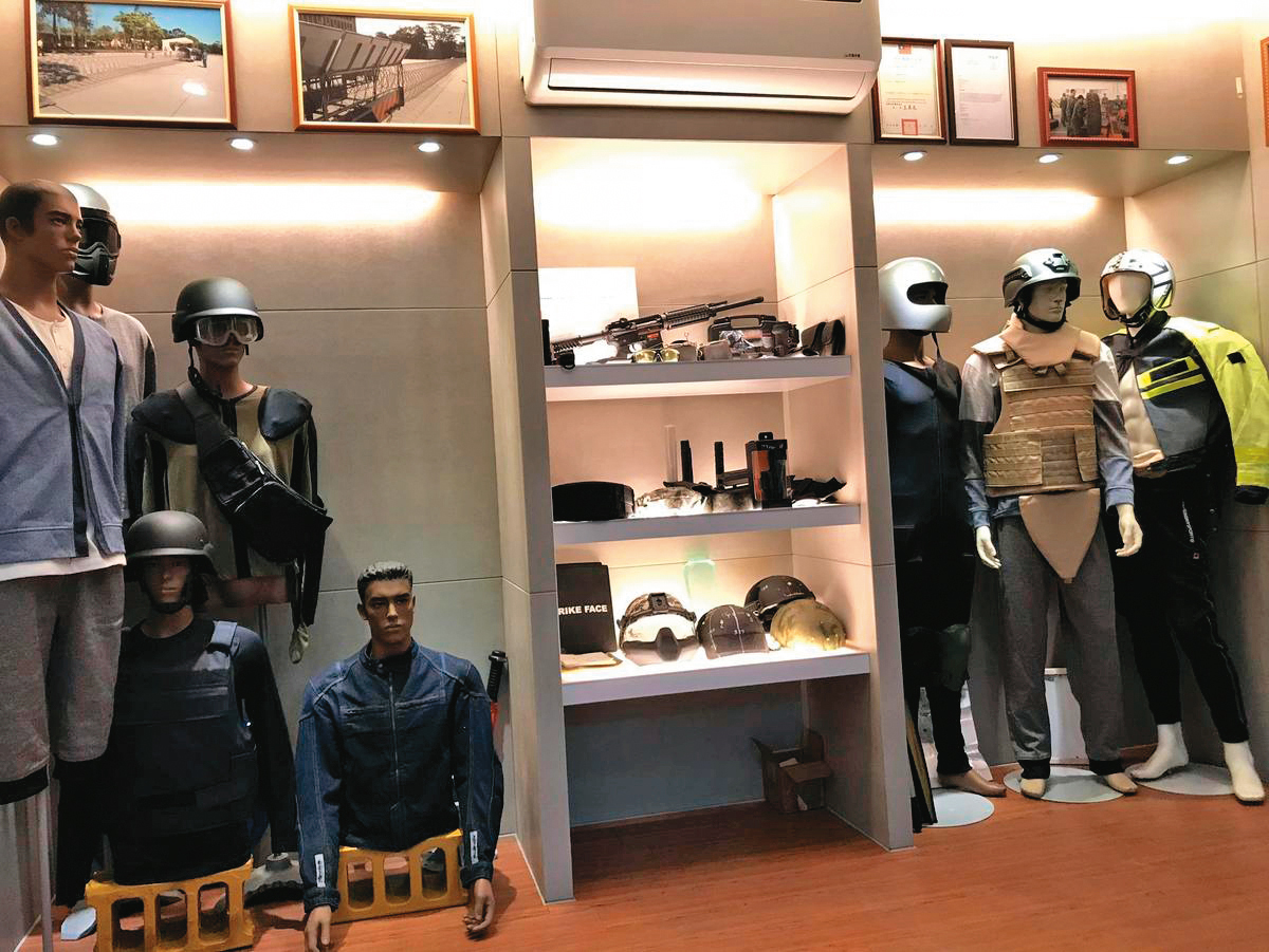 攻衛研製防禦裝備，產品包括防彈背心、防彈頭盔、防彈盾牌、各式警用裝備等，相當多元。（資料照片）
