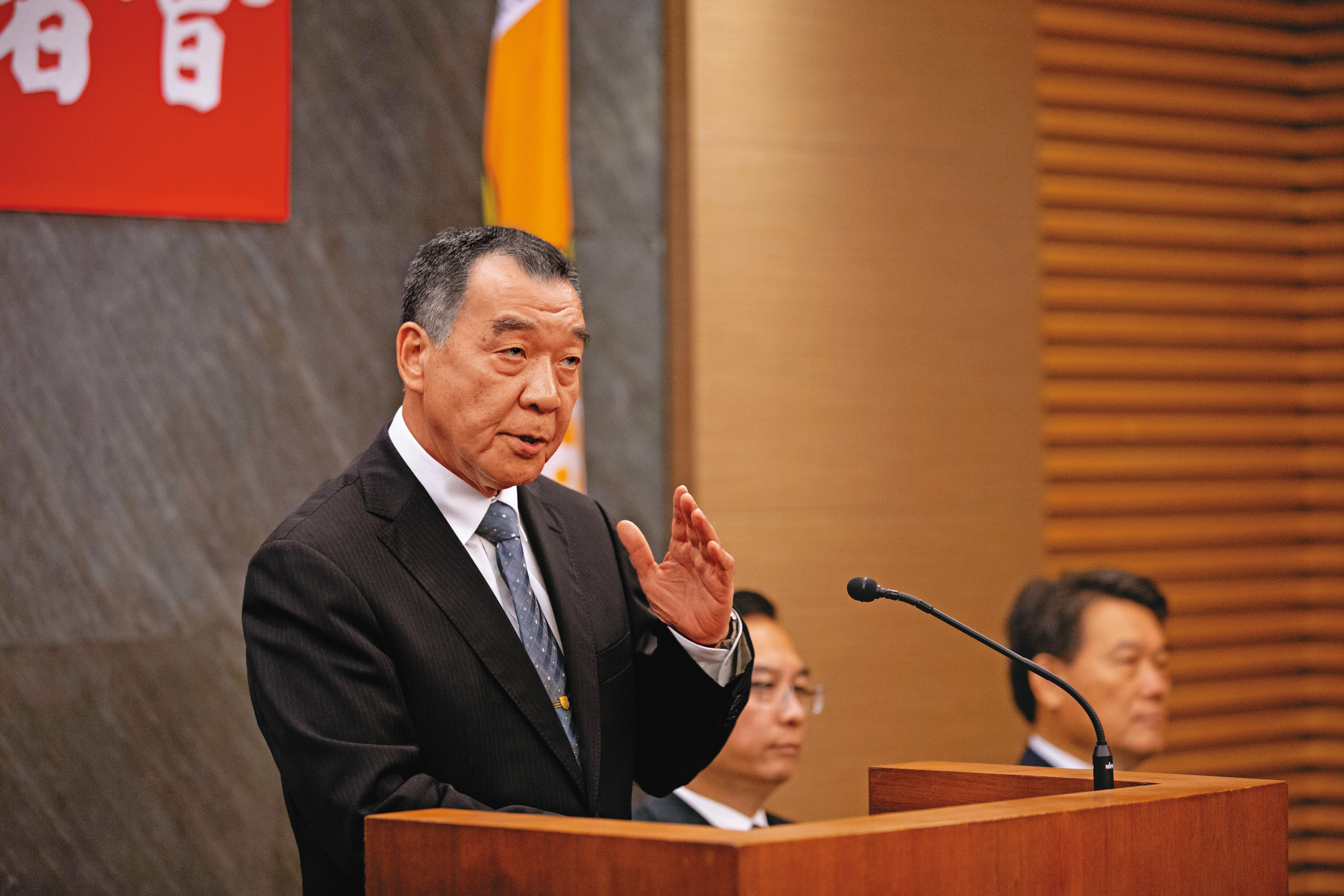 國防部長邱國正對於軍備局防彈纖維布招標案傳出弊端，不但震怒，更下令將全案移交司法機關追查。