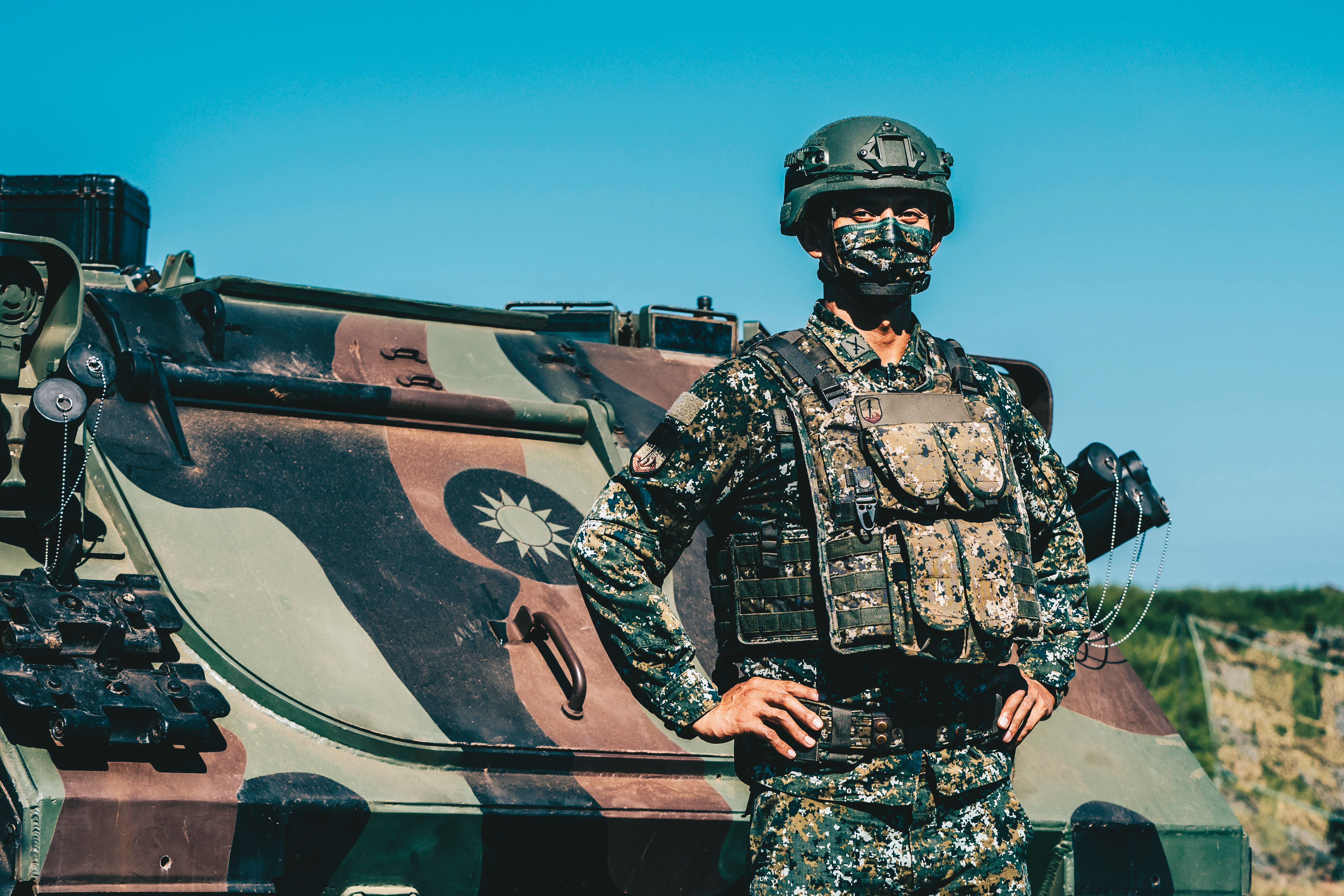 軍備局著手汰換國軍防彈背心，詎料日前採購的纖維布原料竟來自中國。圖內非問題防彈衣。（軍聞社）