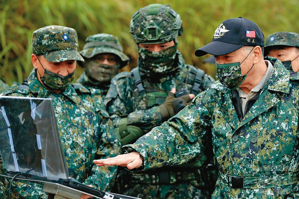 邱國正(右)治軍嚴厲,對於軍購案涉弊相當震怒,要求部屬嚴查到底。(軍聞社)
