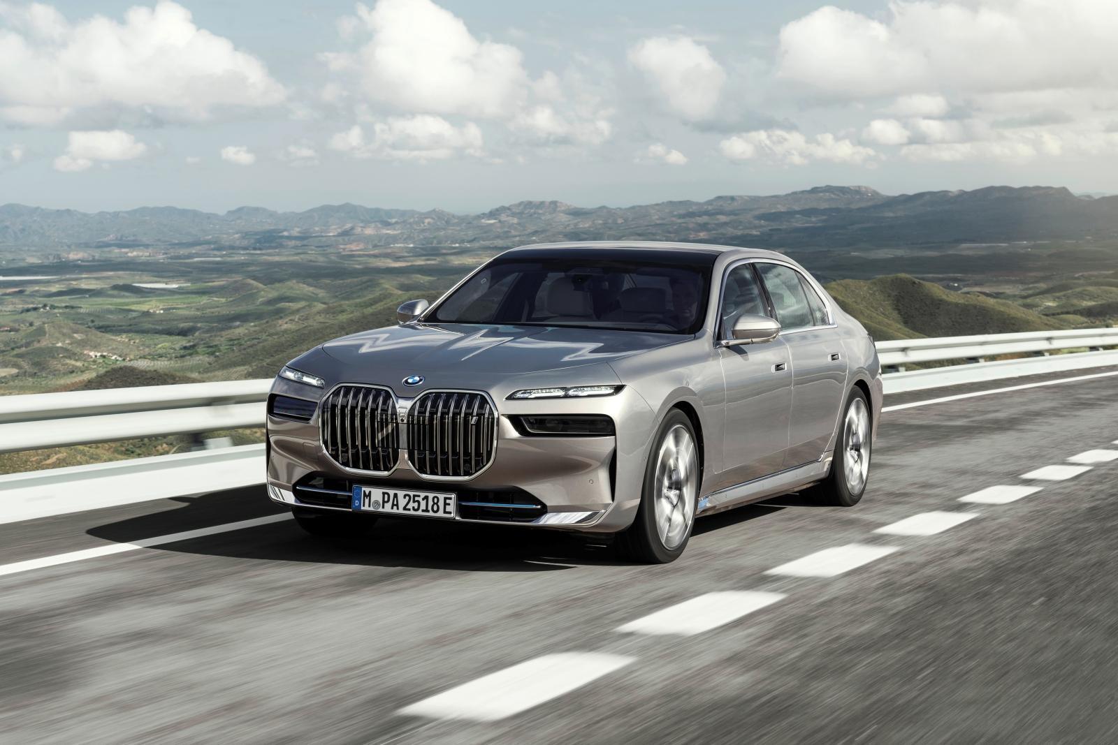 車壇中絕無僅有的首款豪華純電長軸旗艦BMW i7 xDrive60，可輸出544匹的最大馬力與745牛頓米的驚人扭力輸出，僅需4.7秒即可完成0-100km/h加速，最高續航里程更可達到625km。