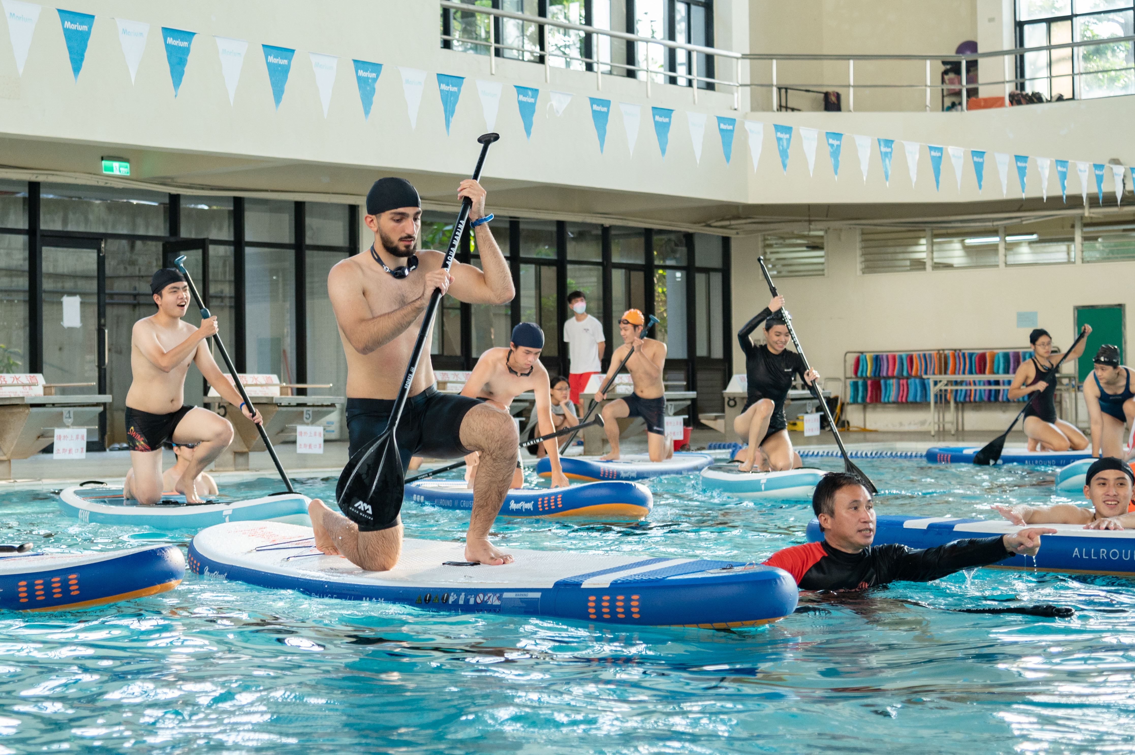 來自德國的交換生哈世嵐練習跪划。（清華大學提供）