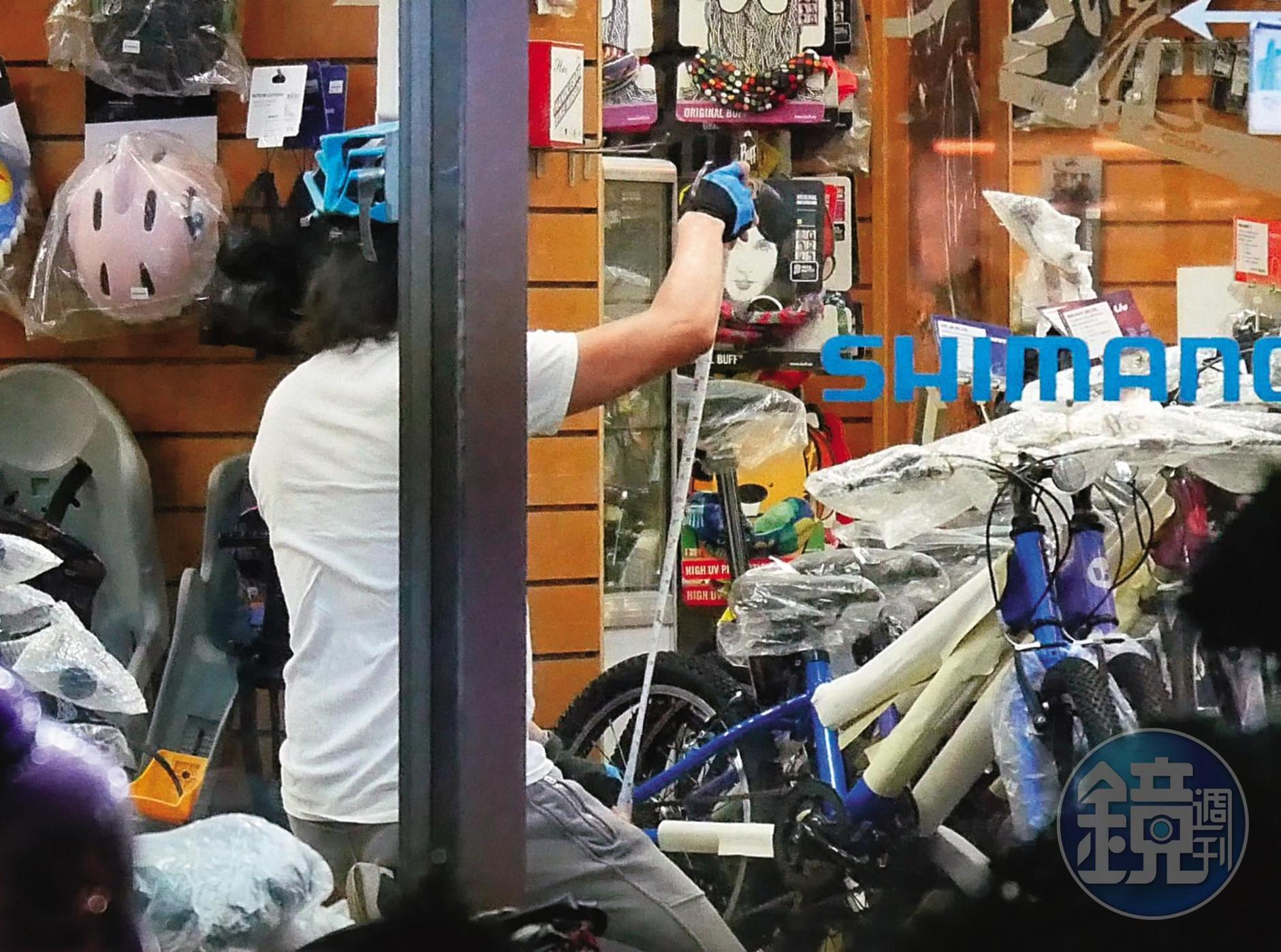 10月5日19：39，蹲下身子的王力宏拿著捲尺認真丈量，替小車車的高度把關。
