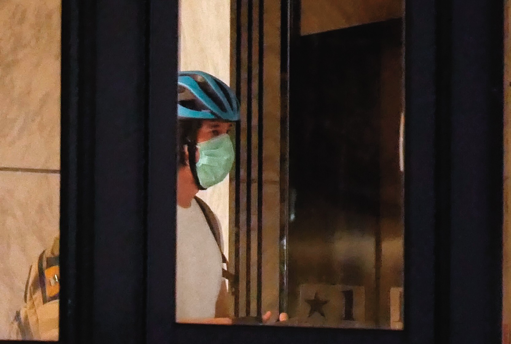 10月5日19：47，挑完車後，王力宏回到公司。根據消息指出，這裡已經是他的新住處。