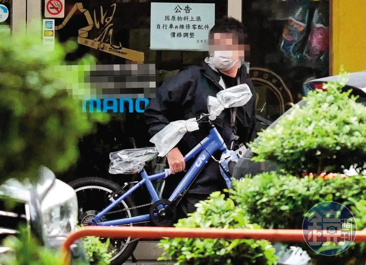 10月6日15：38，果真如車行人員所說，王力宏的助理隔天有去取車。