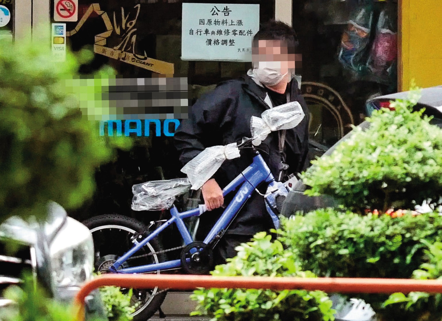 10月6日15:38,果真如車行人員所說,王力宏的助理隔天有去取車。