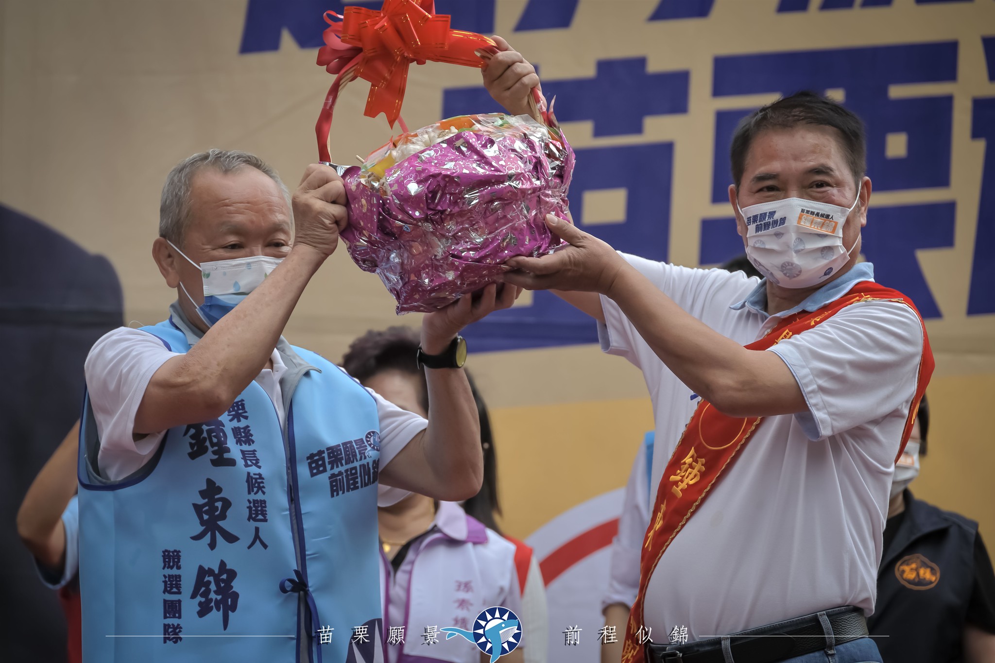 徐耀昌（左）不昔違反黨紀為鍾東錦（右）站台。（翻攝自鍾東錦臉書）