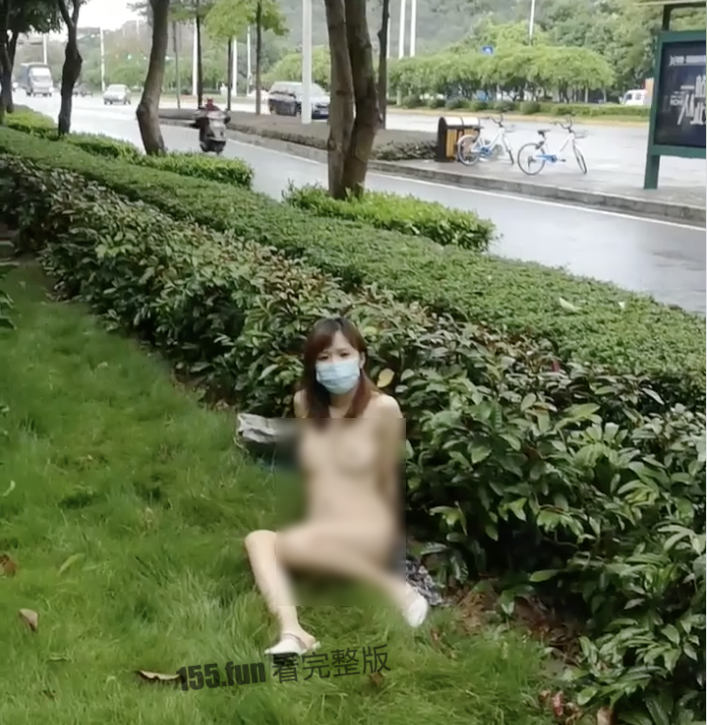 這名人妻的行為相當誇張。(翻自《黑料不打烊》)