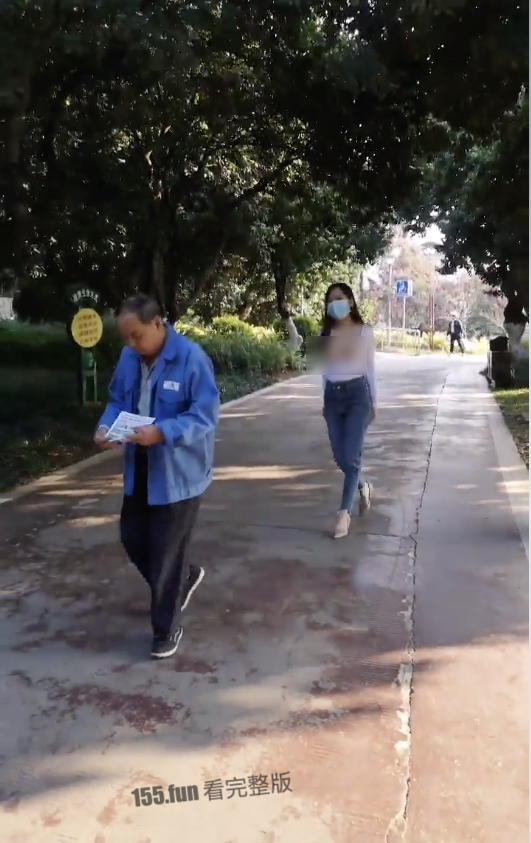 影片也可聽見有男生在旁「指導」。(翻自《黑料不打烊》)