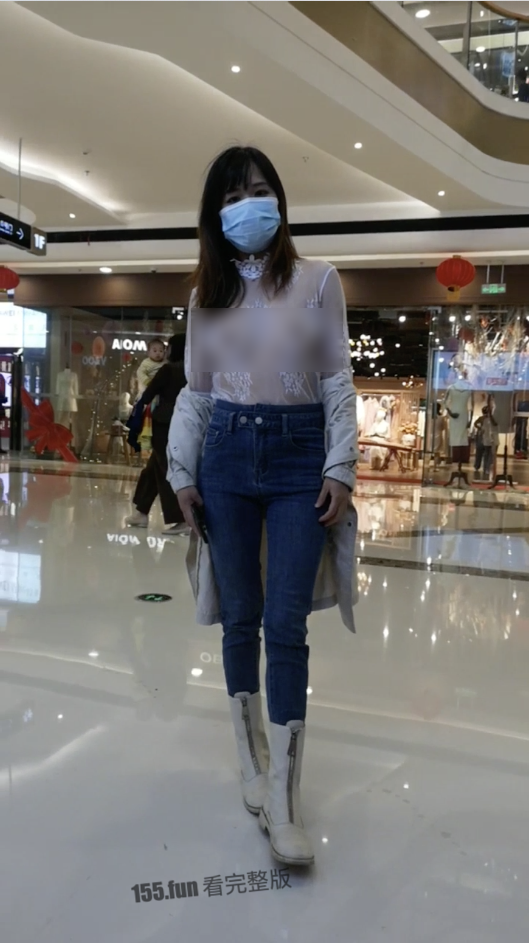 這名人妻大膽穿透視裝逛賣場。(翻自《黑料不打烊》)