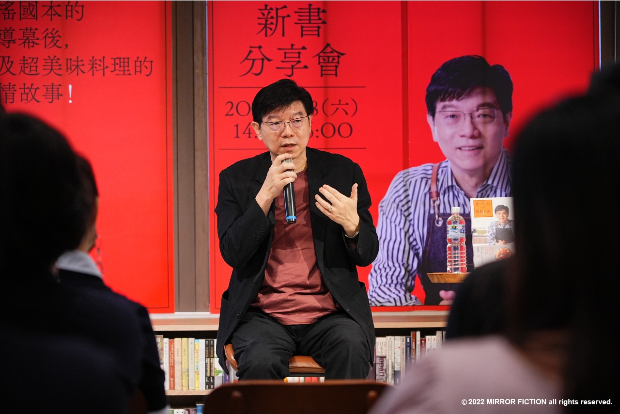 《裴社長廚房手記2》新書分享會中，裴社長大談生涯經歷。（鏡文學提供）