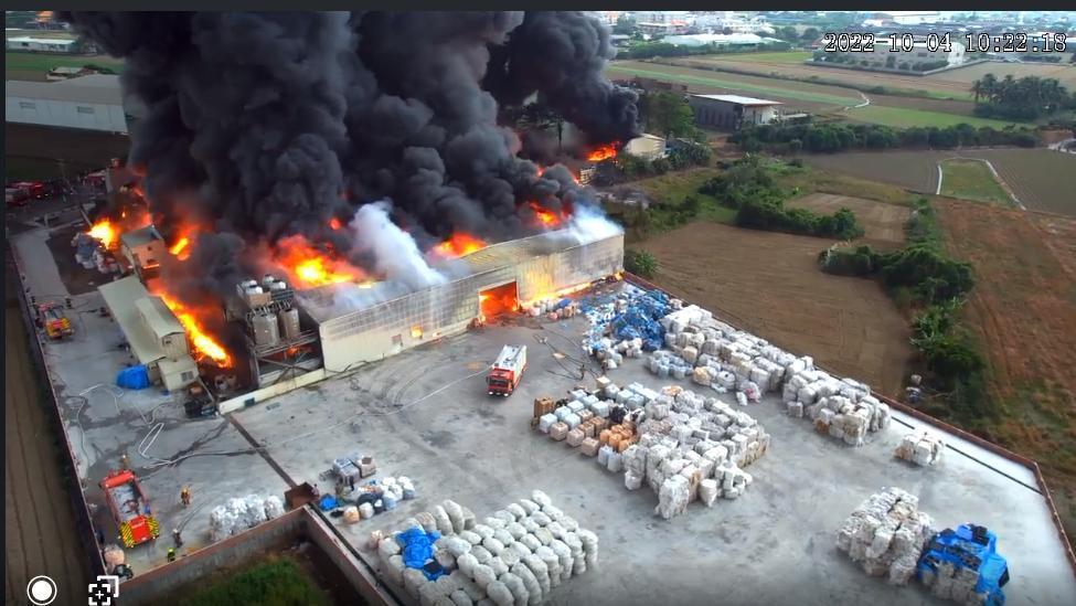 台南新市永就里發生工廠火警，現場大量塑膠延燒影響周邊區域。（翻攝畫面）