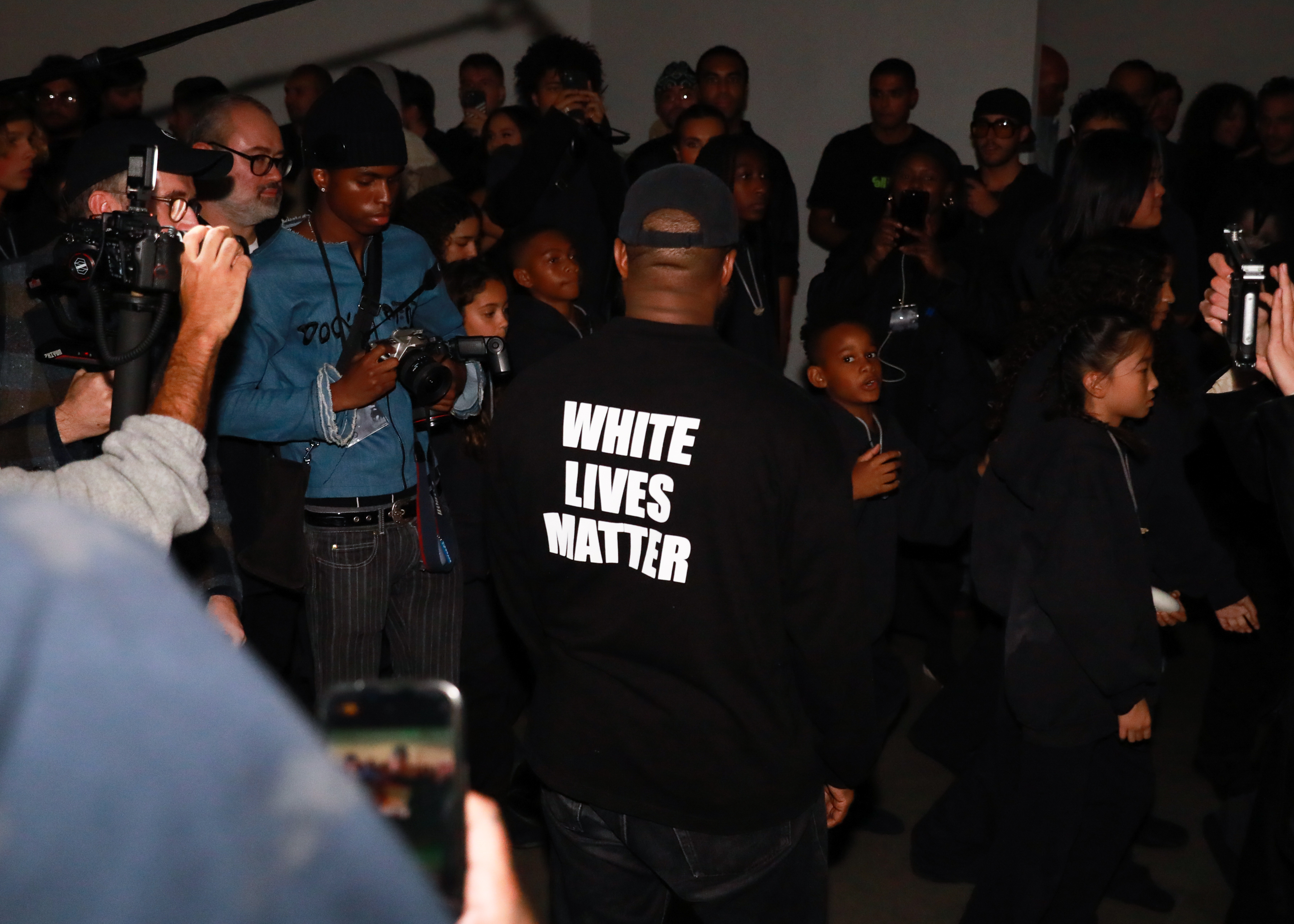 肯伊威斯特身穿「白人的命也是命」出現在巴黎時裝週,成為時尚界的全民公敵。(東方IC)