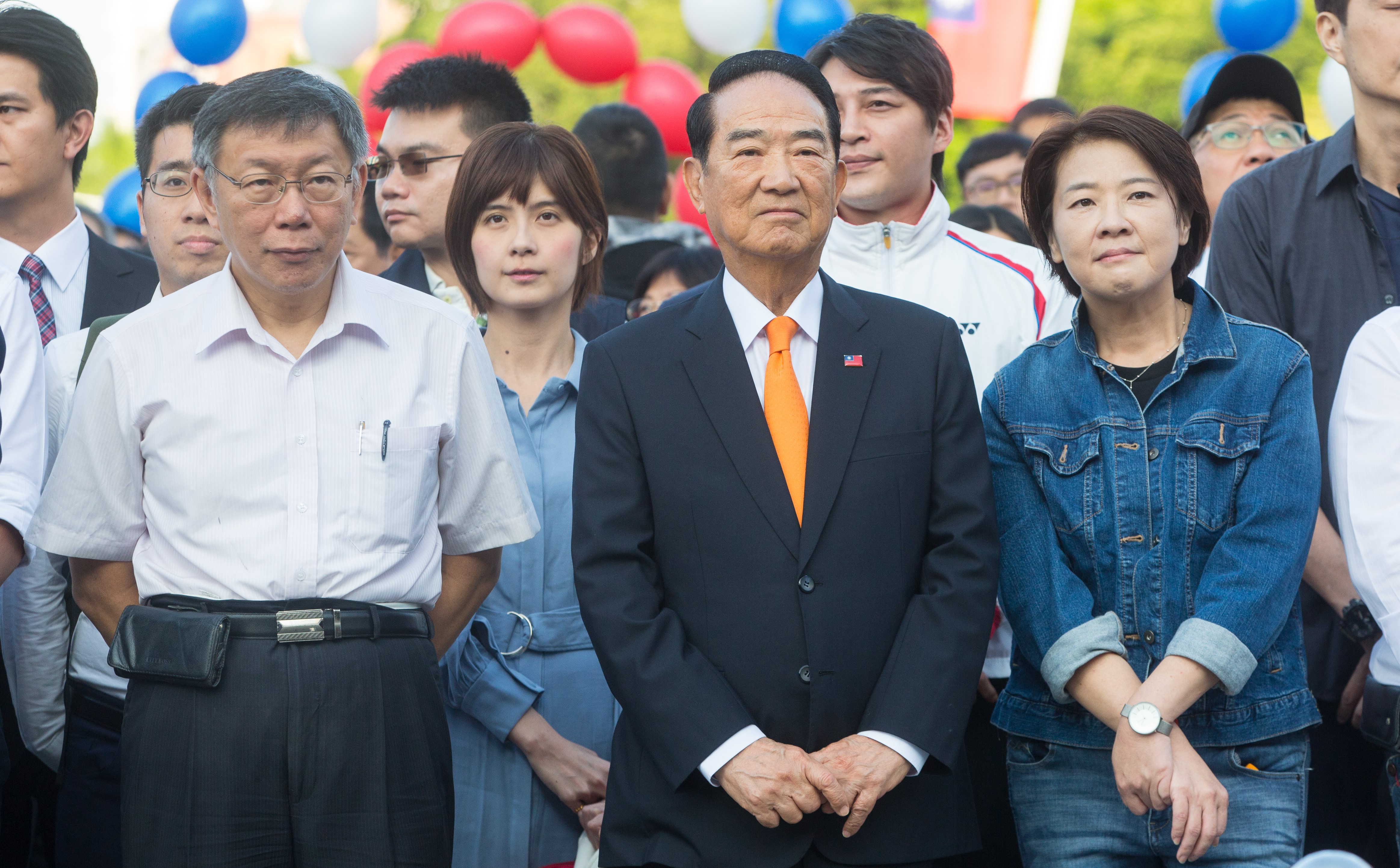 黃珊珊（右）被問到宋楚瑜（中）至今沒幫她站台，是否與柯文哲（左）之間還有心結？黃忍不住反問為何大家不討論蔣孝嚴與蔣萬安。（圖為2019年國慶升旗典禮）