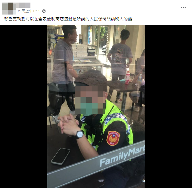 網友偷拍員警在超商休息的畫面,卻慘遭撻伐。(圖:翻攝《爆廢公社公開版》)