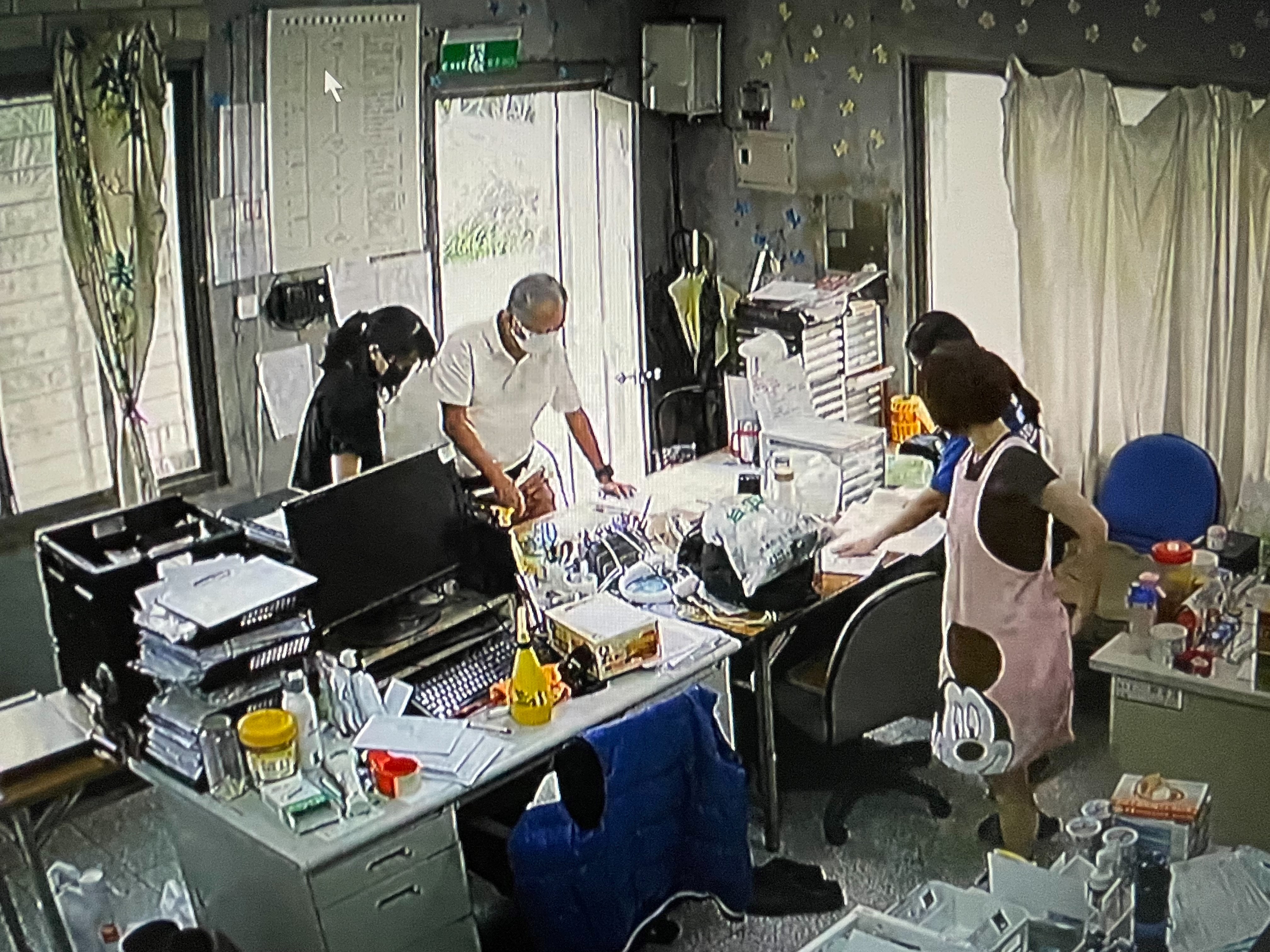 飼主張先生當天急切到新店動物之家辦理領回。(新北動保處提供)