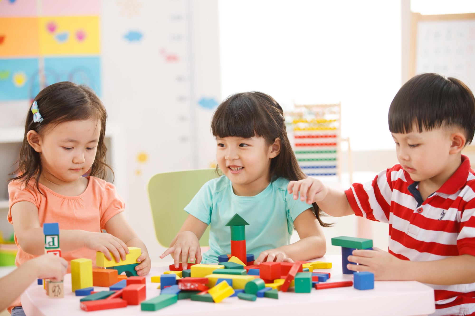 一名母親憤怒表示，小孩就讀的幼兒園，老師竟然因為穿著就主觀認為他們家境不好。（示意圖非當事人，東方IC）