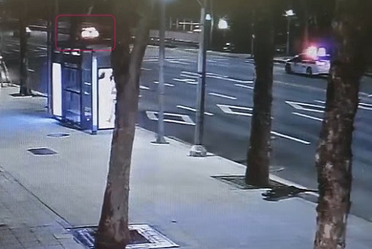 韓媒公開申彗星將車停在橋上睡著的警方到場處理影像。（截圖自ChannelA網站）