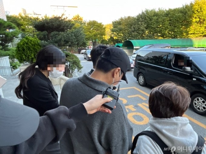 申彗星下午離開警察局，面對媒體詢問沉默不語，快步離開。（截圖自mt網站）
