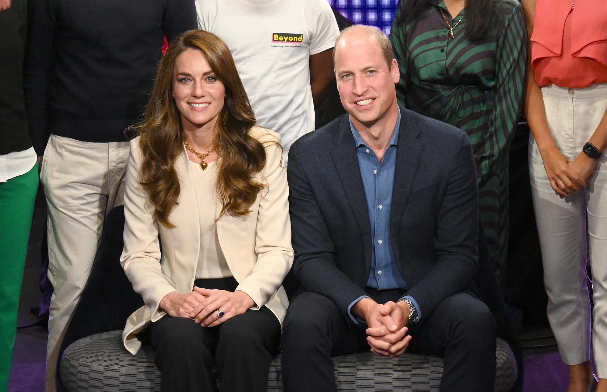 凱特王妃（左）與威廉王子（右）到《BBC廣播一台》擔任廣播節目《Newsbeat》特別主持人。（翻攝@KensingtonRoyal推特）