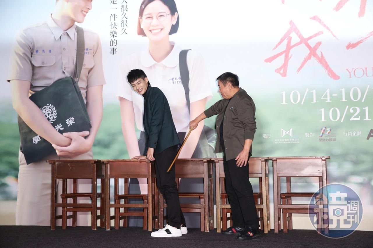 蔡振南與張庭瑚重現片中挨打場面,本來只是做做樣子,沒想到蔡振南凸槌,張庭瑚還是意外被打到。