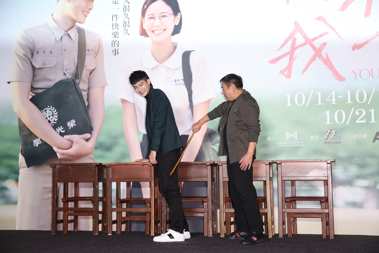 蔡振南與張庭瑚重現片中挨打場面，本來只是做做樣子，沒想到蔡振南凸槌，張庭瑚還是意外被打到。