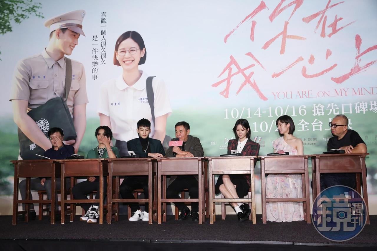 導演林錦和(右1)率領主演蔡堇卉(右2起)、袁子芸、蔡振南、張庭瑚、李冠毅,以及原著作者蔡智恆(痞子蔡)出席記者會。