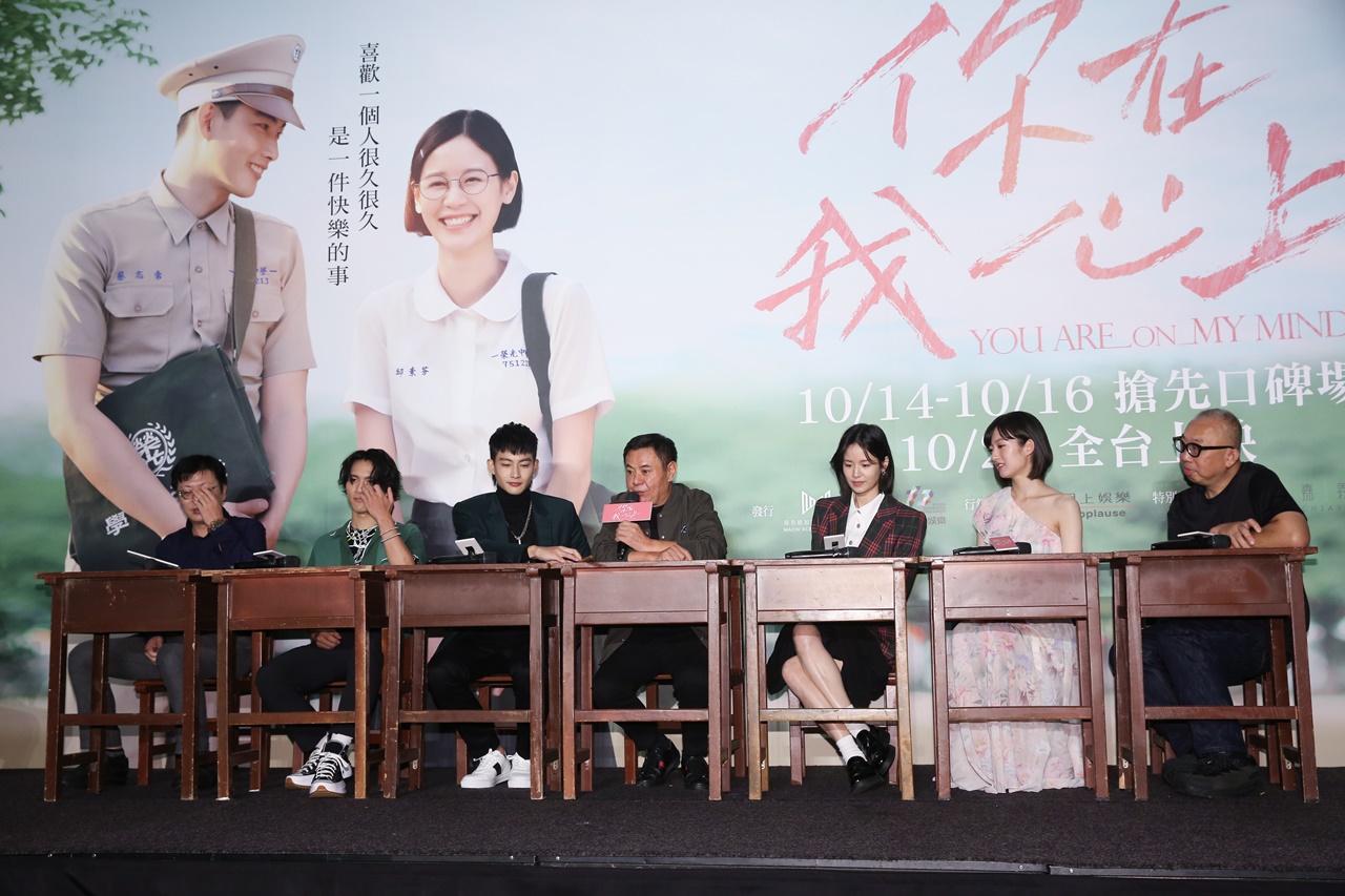 導演林錦和（右1）率領主演蔡堇卉（右2起）、袁子芸、蔡振南、張庭瑚、李冠毅，以及原著作者蔡智恆（痞子蔡）出席記者會。