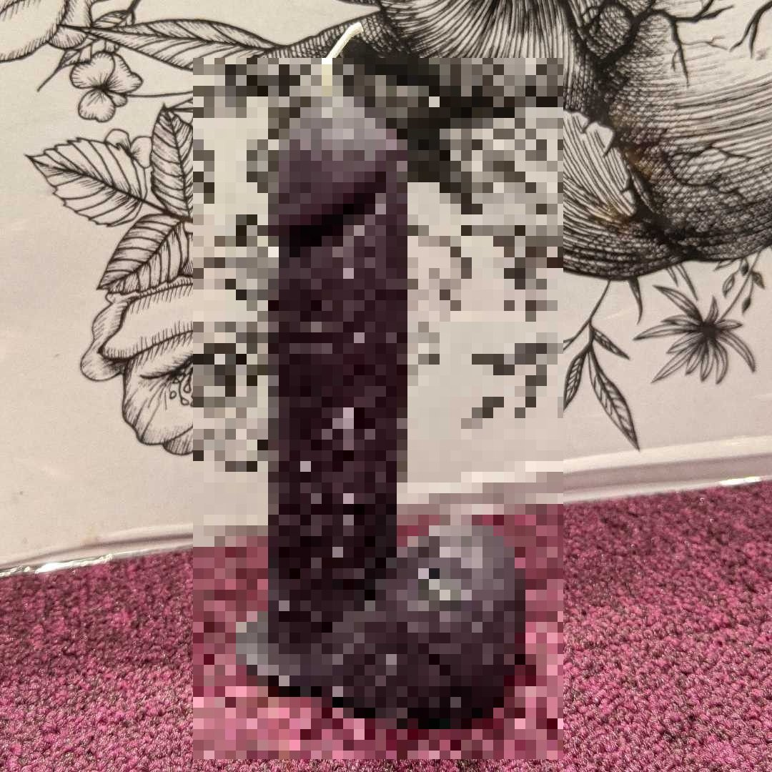 陰莖造型蠟燭可施展性愛咒語。(翻攝IG @thelovewitchsg)