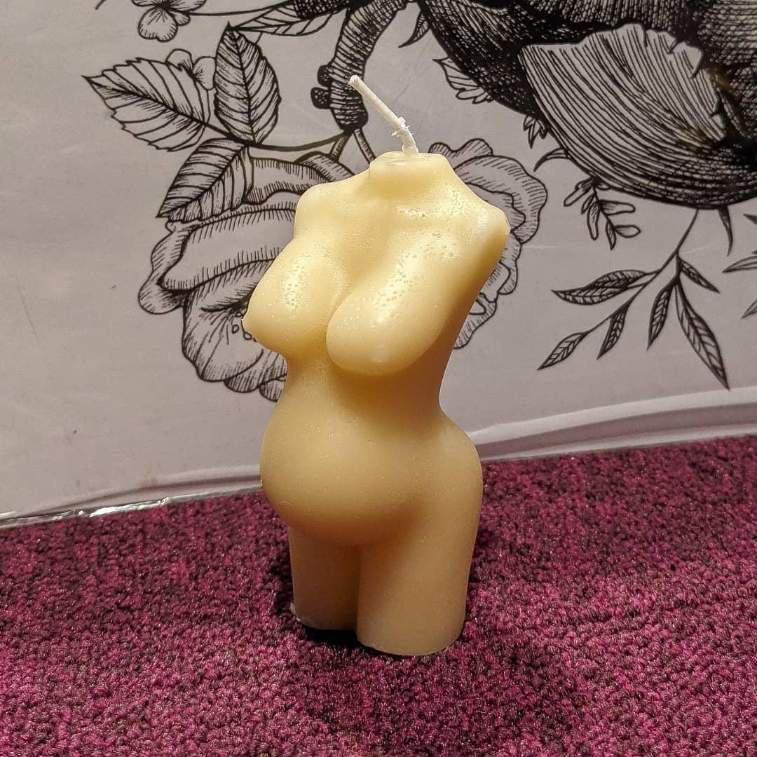女生裸體造型蠟燭可祈禱助孕。(翻攝IG @thelovewitchsg)