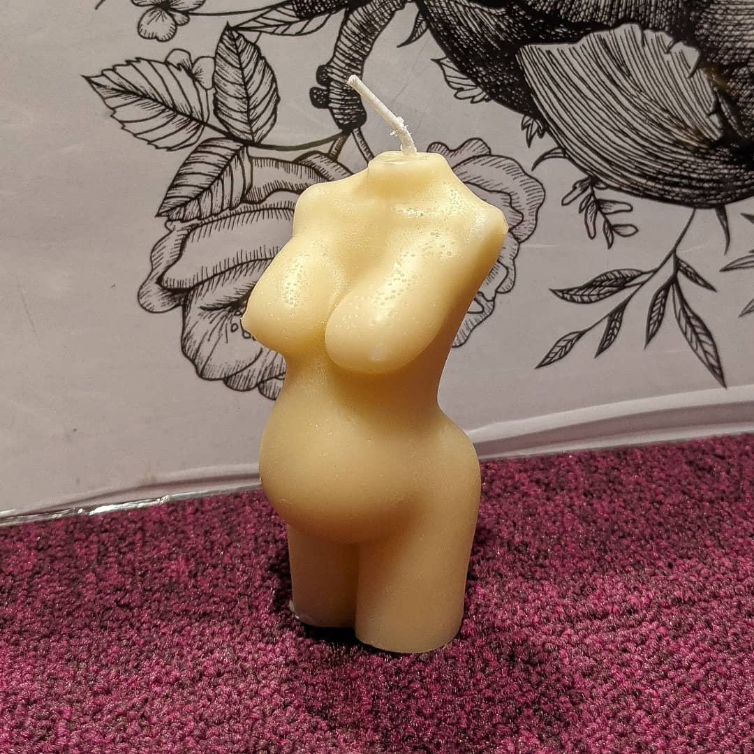 女生裸體造型蠟燭可祈禱助孕。(翻攝IG @thelovewitchsg)