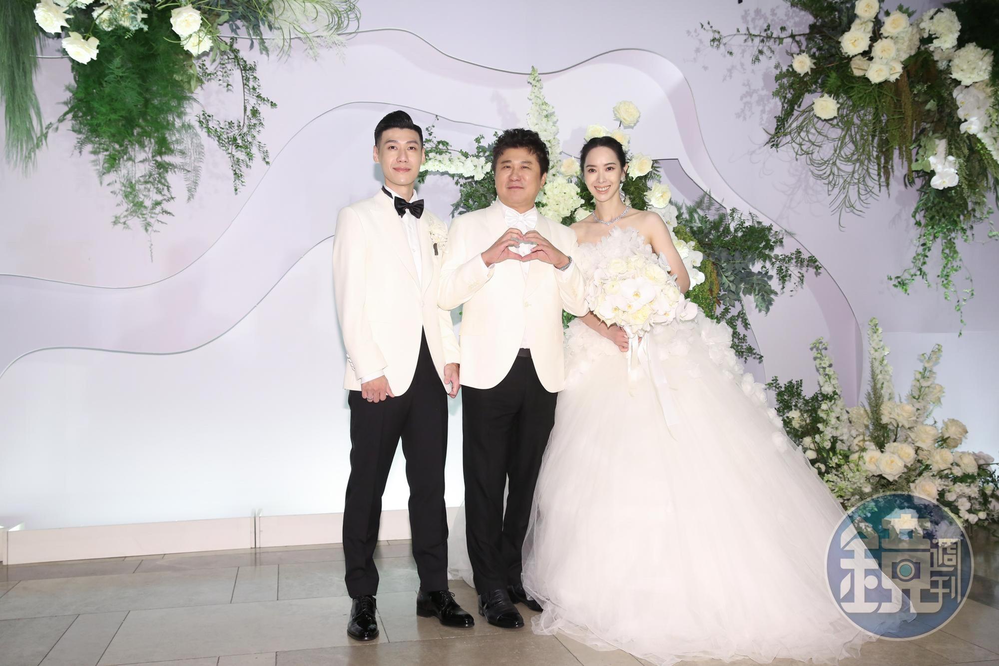 乾女兒香蜜拉辦婚宴,胡瓜(中)擔任證婚人。