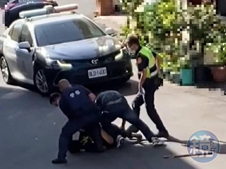 警方以警棍打落男子手中菜刀，將抓狂的李男壓制逮捕。（讀者提供）