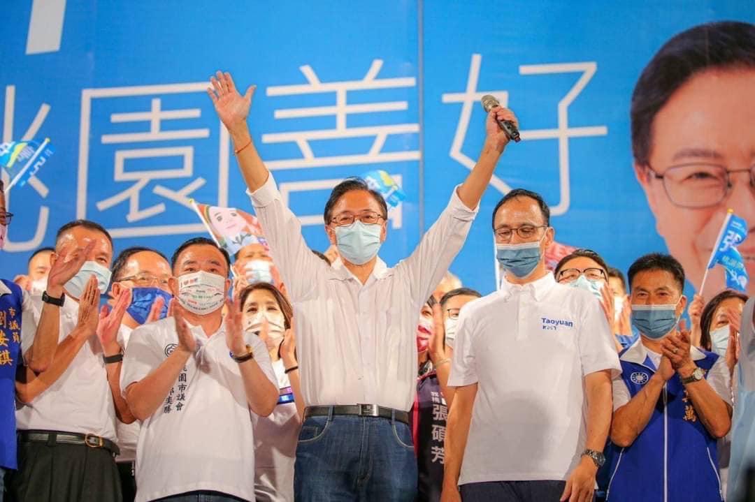 張善政（中）8日成立競選總部號稱吸引超過2.5萬人進場，國民黨主席朱立倫（右）稱讚桃園市議長邱奕勝（左）功不可沒。（翻攝邱奕勝臉書）