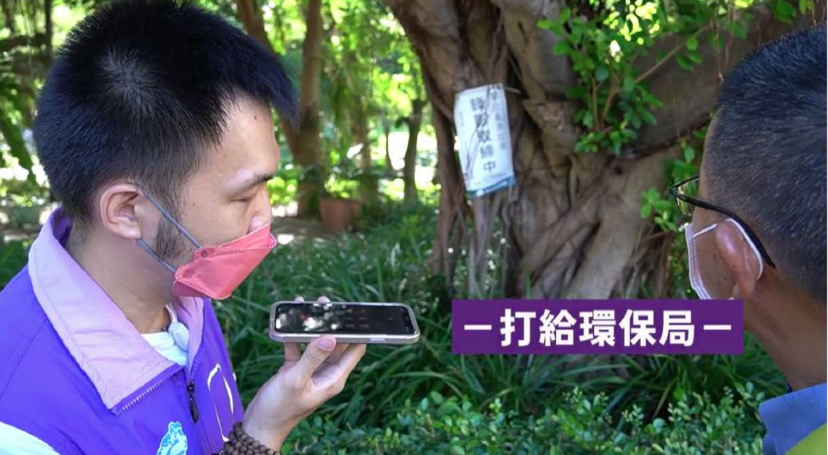 張家豪（左）致電台北市環保局詢問錄影取締的告示是否真實，卻獲得「沒有安裝攝影鏡頭」的回覆。（動保黨提供）