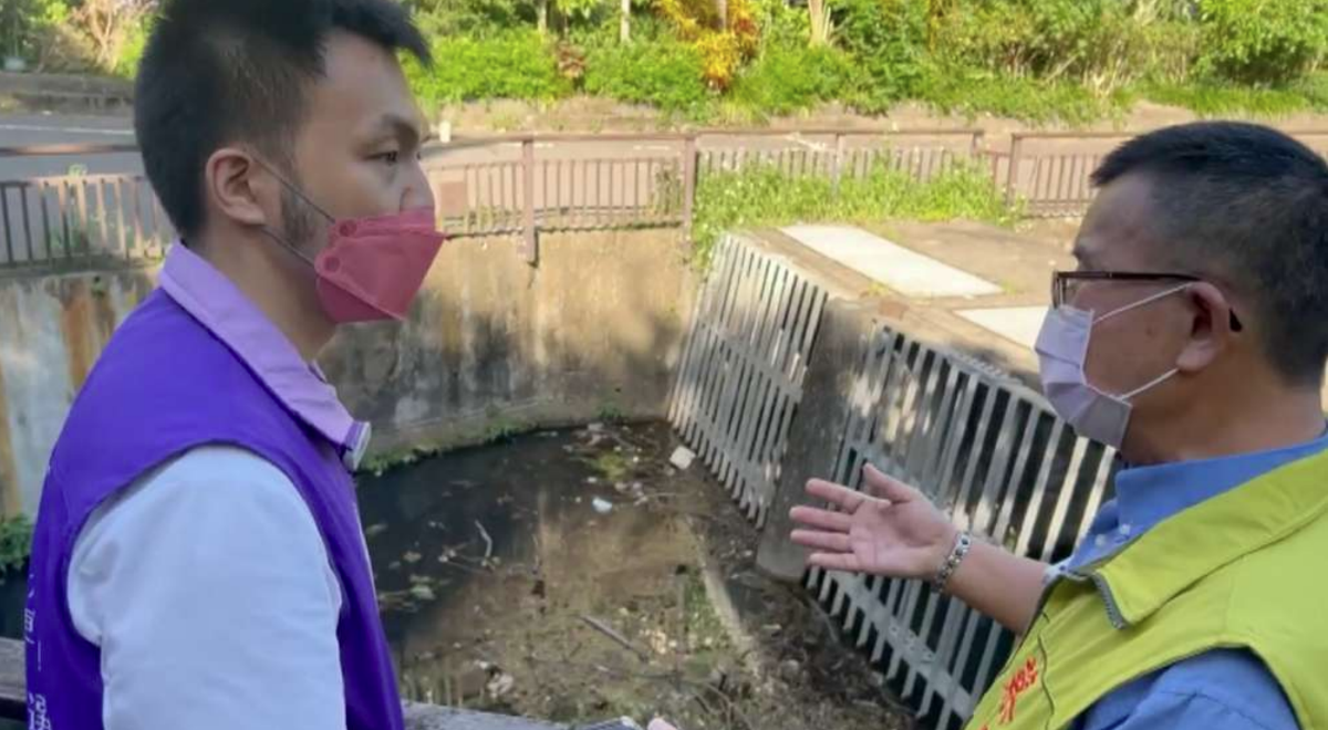 張家豪（左）表示，公園一角就有充滿垃圾的渠道，任由細菌、蚊蟲孳生，造成環境髒亂卻無人處理。（動保黨提供）