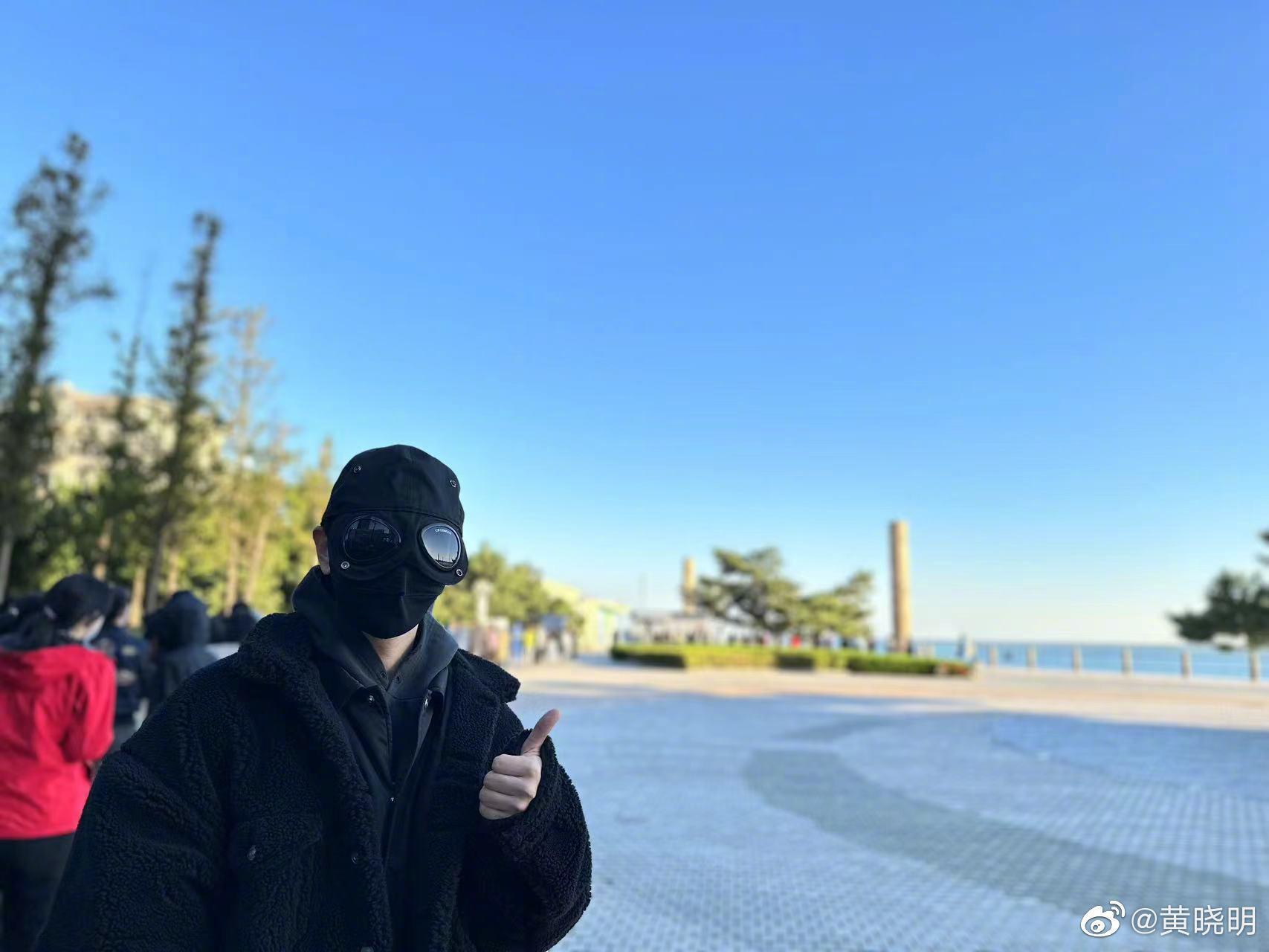 黃曉明貼出在海邊做PCR檢測的照片,為了防風,他戴上包含護目鏡的帽子,連眼睛都不露出來。(黃曉明微博)