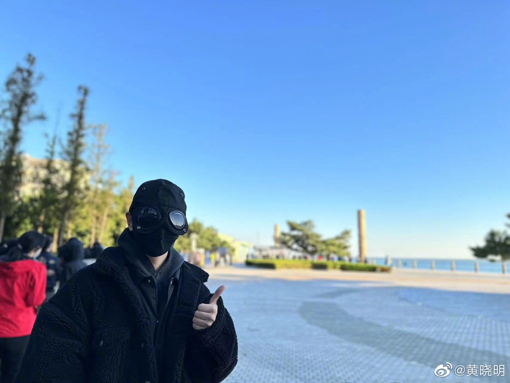 黃曉明貼出在海邊做PCR檢測的照片，為了防風，他戴上包含護目鏡的帽子，連眼睛都不露出來。（黃曉明微博）